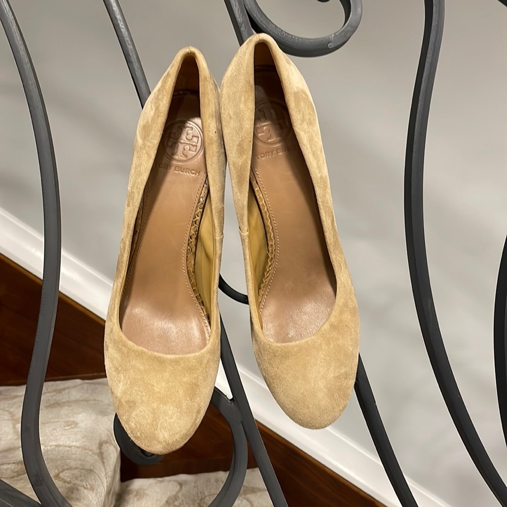 Tory Burch Mabel Heels Tan Suede with snake -Size 8.5